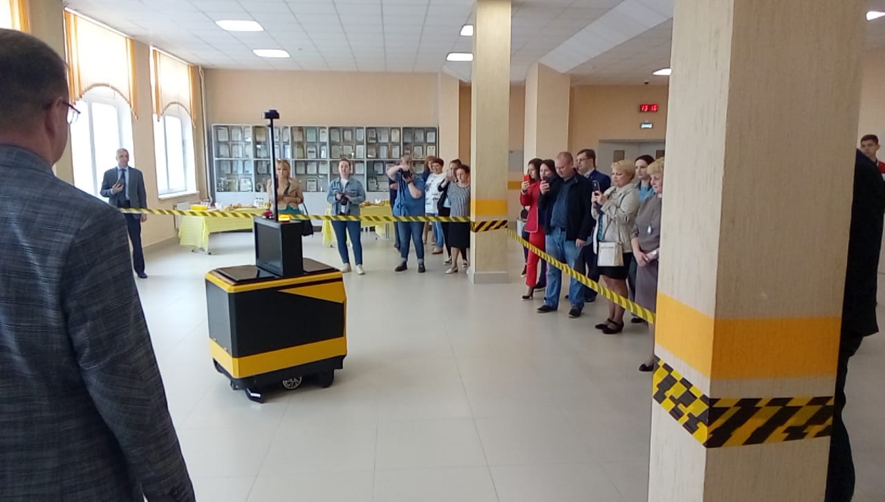 Робот-уборщик на страже чистоты в школе