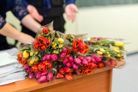 Поздравление сотрудников с 8 марта